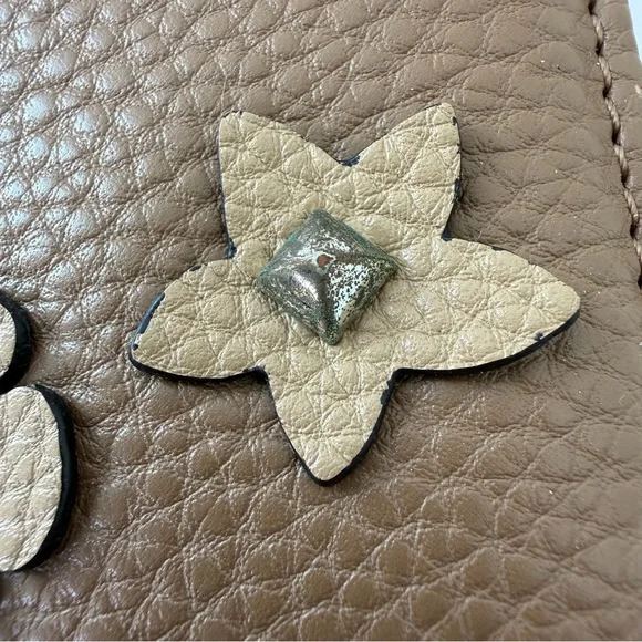 GUESS Glossy Black Shoulder Bag & Floral G-Logo Wallet Bundle - Picture 9 of 15